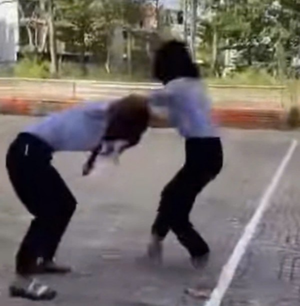 Nữ sinh lớp 8 đánh nữ sinh lớp 6: 