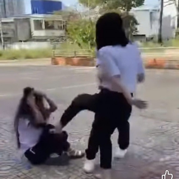 Nữ sinh lớp 8 đánh nữ sinh lớp 6: 