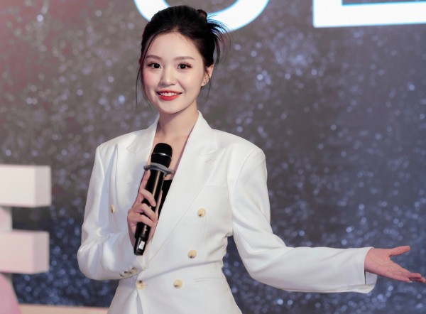 Nữ sinh xinh đẹp với ước mơ trở thành MC song ngữ nổi tiếng Nữ sinh xinh đẹp với ước mơ trở thành MC song ngữ nổi tiếng