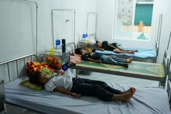 Phó hiệu trưởng mang tiền thăm học sinh bị ngộ độc, phụ huynh kiên quyết không nhận