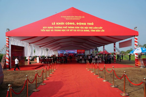 Phó thủ tướng Hồ Quốc Dũng dự khởi công trường nội trú vùng biên Đắk Lắk