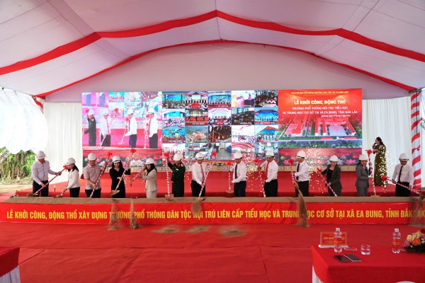 Phó thủ tướng Hồ Quốc Dũng dự khởi công trường nội trú vùng biên Đắk Lắk