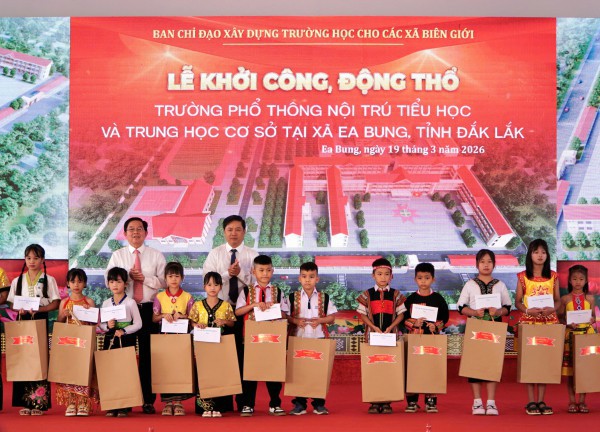 Phó thủ tướng Hồ Quốc Dũng dự khởi công trường nội trú vùng biên Đắk Lắk