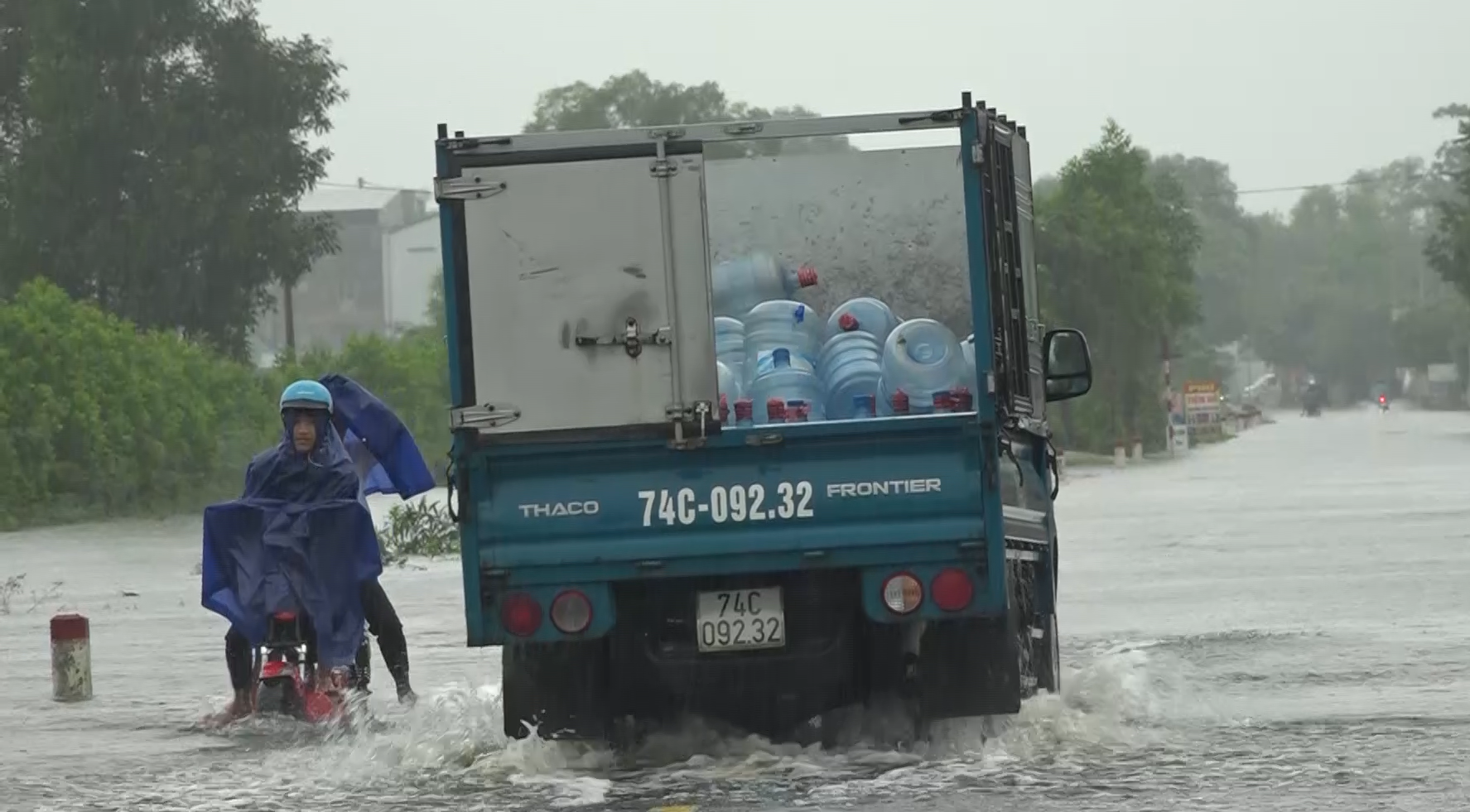 Quảng Trị: Sân trường ngập trong nước lũ