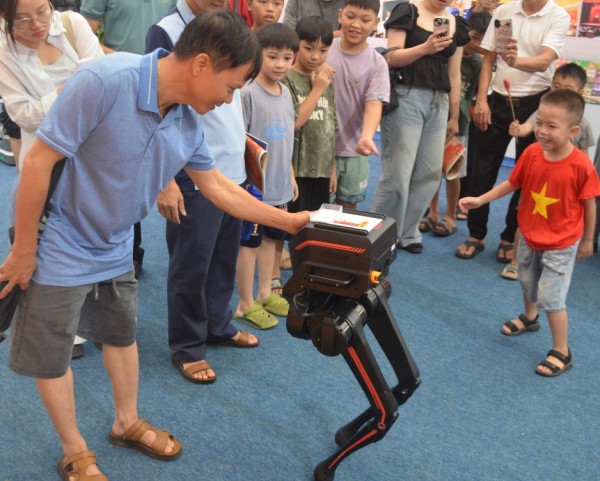 Robot Trung Quốc gắn logo ĐH Bách khoa Hà Nội, nhà trường nói gì? Robot Trung Quốc gắn logo ĐH Bách khoa Hà Nội, nhà trường nói gì?