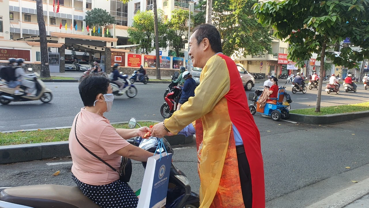 Sáng 8.3, mẹ đưa con đến cổng trường thì nhận điều bất ngờ