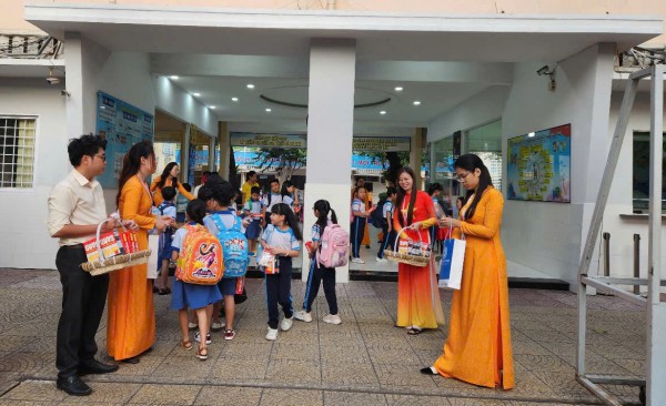 Sáng nay học sinh TP.HCM đi học lại, nơi nào còn nghỉ tết?