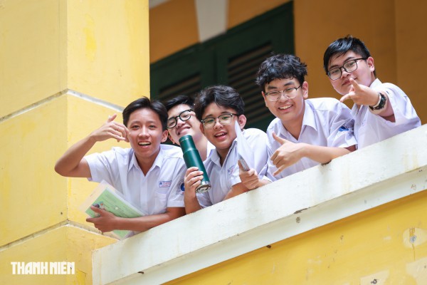 Sĩ tử TP.HCM rạng rỡ trong vòng tay cha mẹ ngày đầu thi tuyển sinh lớp 10