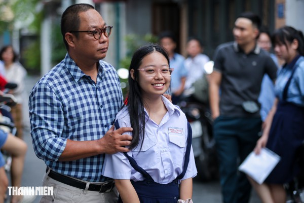 Sĩ tử TP.HCM rạng rỡ trong vòng tay cha mẹ ngày đầu thi tuyển sinh lớp 10