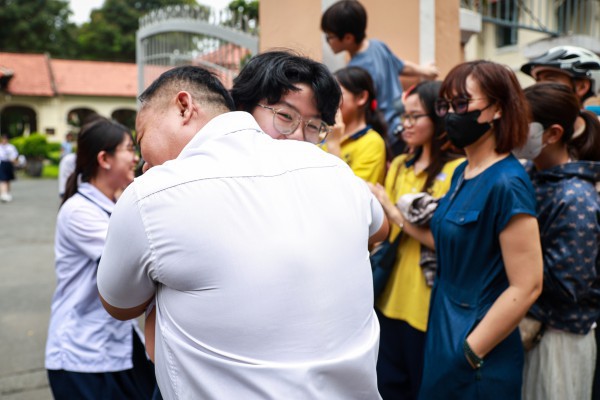 Sĩ tử TP.HCM rạng rỡ trong vòng tay cha mẹ ngày đầu thi tuyển sinh lớp 10