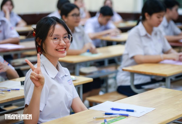 Sĩ tử TP.HCM rạng rỡ trong vòng tay cha mẹ ngày đầu thi tuyển sinh lớp 10