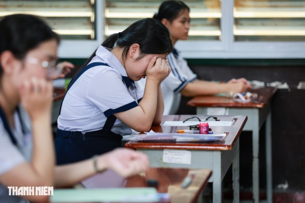 Sĩ tử TP.HCM rạng rỡ trong vòng tay cha mẹ ngày đầu thi tuyển sinh lớp 10