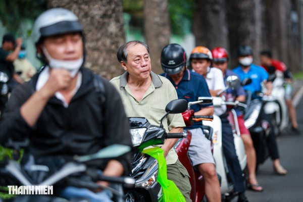 Sĩ tử TP.HCM rạng rỡ trong vòng tay cha mẹ ngày đầu thi tuyển sinh lớp 10
