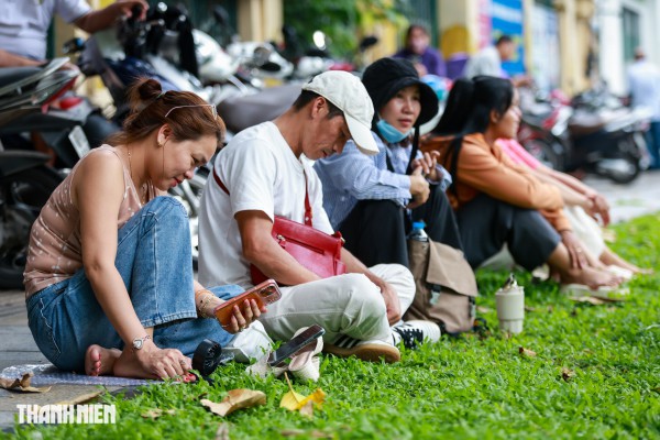 Sĩ tử TP.HCM rạng rỡ trong vòng tay cha mẹ ngày đầu thi tuyển sinh lớp 10