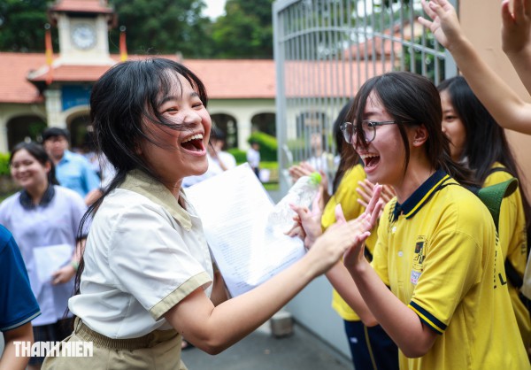 Sĩ tử TP.HCM rạng rỡ trong vòng tay cha mẹ ngày đầu thi tuyển sinh lớp 10