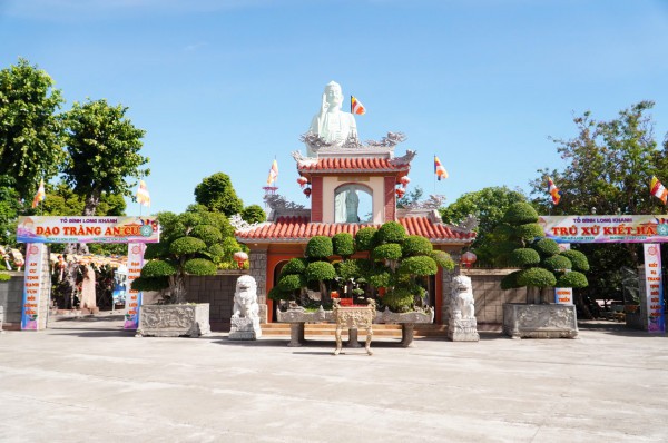 Sĩ tử đổ về chùa 300 năm tuổi trước ngày thi tốt nghiệp THPT