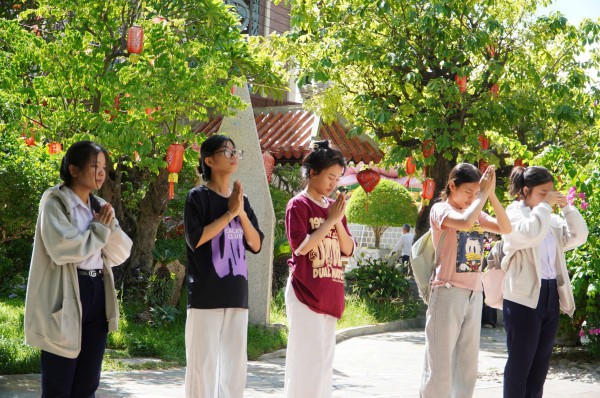 Sĩ tử đổ về chùa 300 năm tuổi trước ngày thi tốt nghiệp THPT
