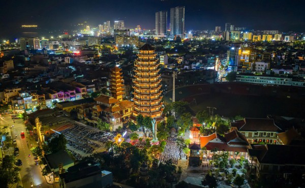 Sĩ tử đổ về chùa 300 năm tuổi trước ngày thi tốt nghiệp THPT