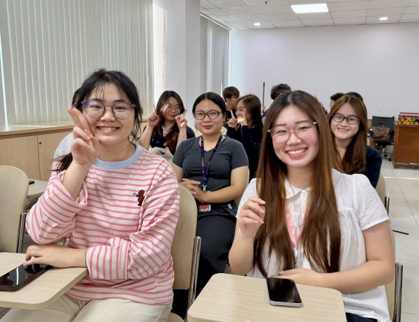 Sinh viên chương trình đào tạo đặc biệt Trường ĐH Văn Lang bắt đầu học kỳ tại tòa soạn Báo Thanh Niên