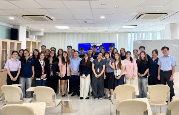 Sinh viên chương trình đào tạo đặc biệt Trường ĐH Văn Lang bắt đầu học kỳ tại tòa soạn Báo Thanh Niên