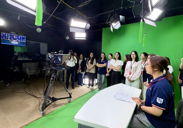 Sinh viên chương trình đào tạo đặc biệt Trường ĐH Văn Lang bắt đầu học kỳ tại tòa soạn Báo Thanh Niên