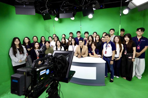 Sinh viên chương trình đào tạo đặc biệt Trường ĐH Văn Lang bắt đầu học kỳ tại tòa soạn Báo Thanh Niên