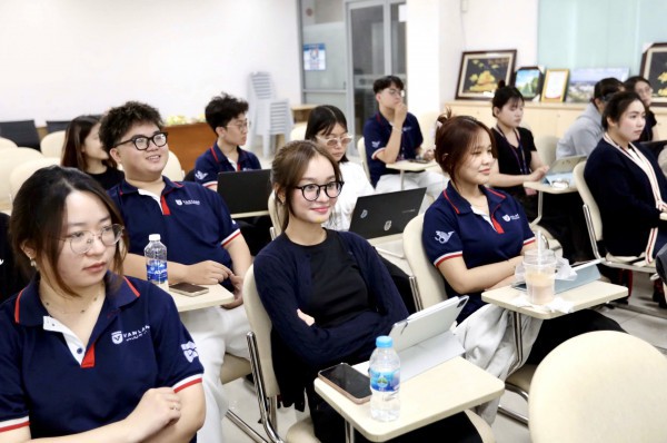 Sinh viên chương trình đào tạo đặc biệt Trường ĐH Văn Lang bắt đầu học kỳ tại tòa soạn Báo Thanh Niên