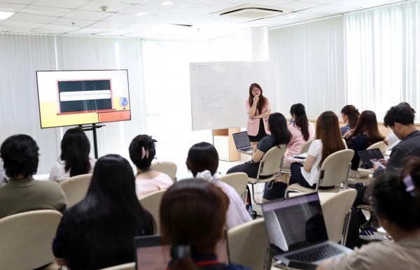 Sinh viên chương trình đào tạo đặc biệt Trường ĐH Văn Lang bắt đầu học kỳ tại tòa soạn Báo Thanh Niên