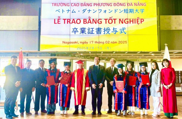 Sinh viên ngành điều dưỡng thực tập và nhận bằng tốt nghiệp tại Nhật Bản