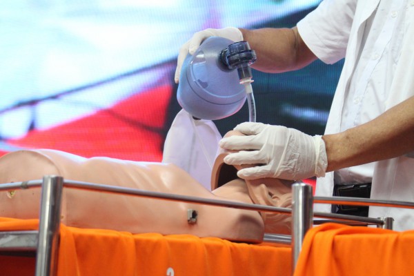 Sinh viên ngành y thực hành tay nghề trên mô hình bệnh nhân giá tiền tỉ Sinh viên ngành y thực hành tay nghề trên mô hình bệnh nhân giá tiền tỉ