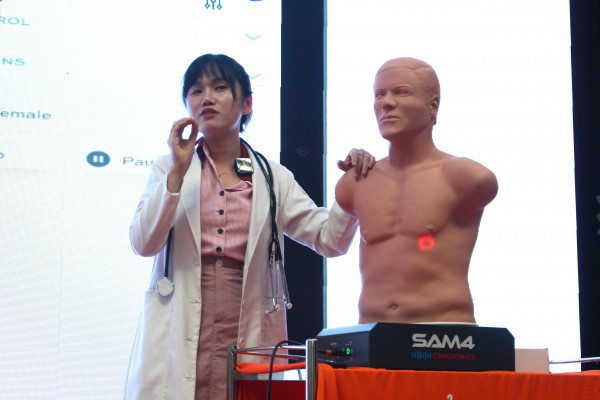 Sinh viên ngành y thực hành tay nghề trên mô hình bệnh nhân giá tiền tỉ Sinh viên ngành y thực hành tay nghề trên mô hình bệnh nhân giá tiền tỉ