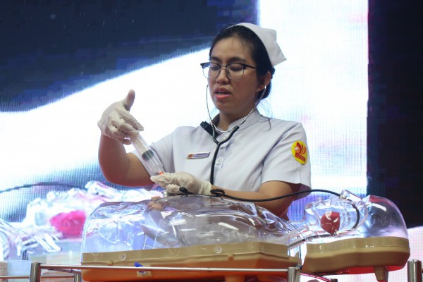 Sinh viên ngành y thực hành tay nghề trên mô hình bệnh nhân giá tiền tỉ Sinh viên ngành y thực hành tay nghề trên mô hình bệnh nhân giá tiền tỉ