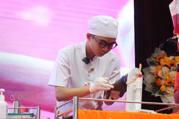 Sinh viên ngành y thực hành tay nghề trên mô hình bệnh nhân giá tiền tỉ Sinh viên ngành y thực hành tay nghề trên mô hình bệnh nhân giá tiền tỉ