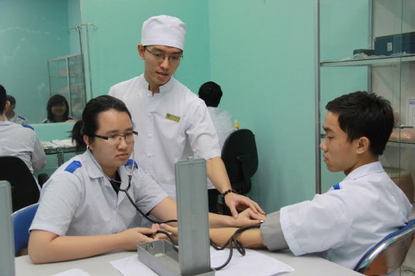 Sinh viên y ngồi hành lang bệnh viện nghe… thực hành
