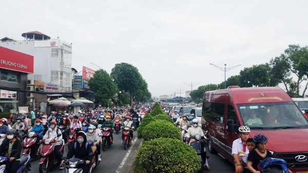 TP.HCM: Phụ huynh, học sinh ‘than trời’ vì kẹt xe đầu tuần