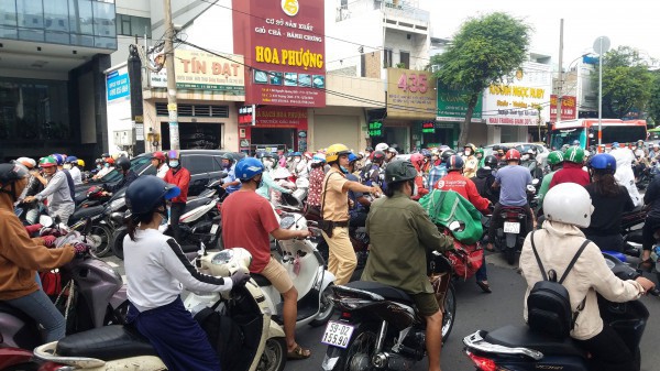 TP.HCM: Phụ huynh, học sinh ‘than trời’ vì kẹt xe đầu tuần