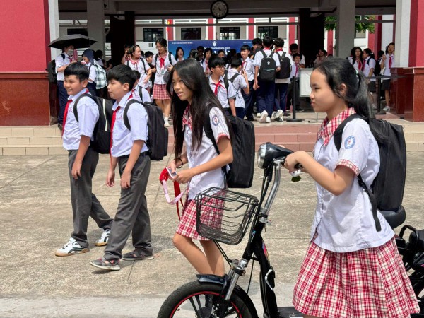 TP.HCM: Sẽ hỗ trợ tiền học kỹ năng sống, ngoại ngữ, bơi... cho học sinh yếu thế TP.HCM: Sẽ hỗ trợ tiền học kỹ năng sống, ngoại ngữ, bơi... cho học sinh yếu thế