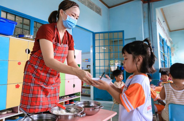 TP.HCM quy định tiền ăn bán trú: Trường học ‘cân đong đo đếm’