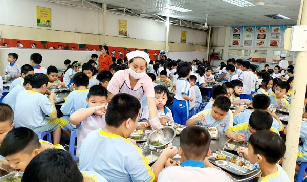 TP.HCM quy định tiền ăn bán trú: Trường học ‘cân đong đo đếm’