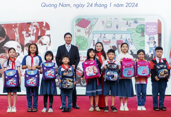 Tặng 1,8 triệu mũ bảo hiểm cho học sinh lớp 1 trên toàn quốc Tặng 1,8 triệu mũ bảo hiểm cho học sinh lớp 1 trên toàn quốc