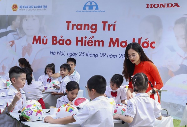 Tặng 1,8 triệu mũ bảo hiểm cho học sinh lớp 1 trên toàn quốc