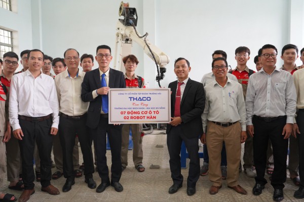 Tặng động cơ ô tô, robot hỗ trợ sinh viên nghiên cứu khoa học