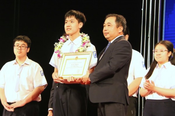 ”Tạo môi trường xứng đáng để nhà giáo toàn tâm, toàn sức với nghề”