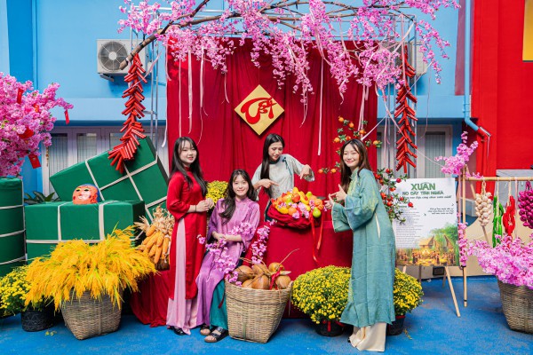 Tết Nguyên đán 2006: Sắc mai, đào, bánh chưng, bánh tét tràn ngập trường đại học