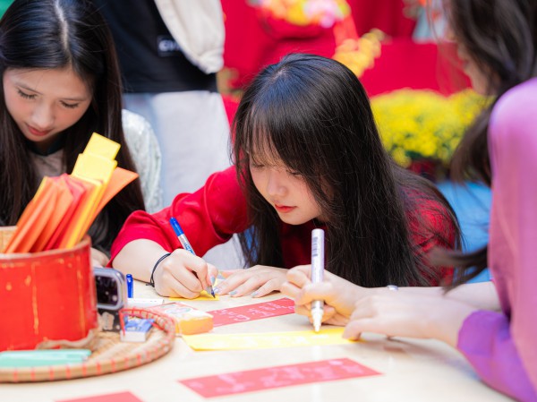 Tết Nguyên đán 2006: Sắc mai, đào, bánh chưng, bánh tét tràn ngập trường đại học