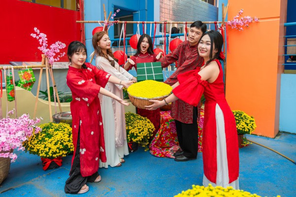 Tết Nguyên đán 2026: Sắc mai, đào, bánh chưng, bánh tét tràn ngập trường đại học