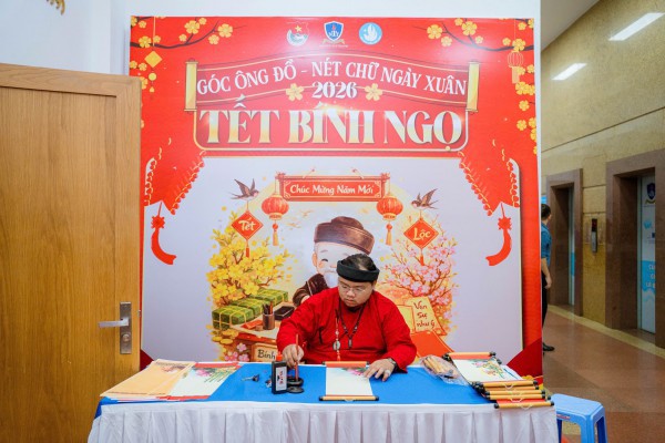 Tết Nguyên đán 2026: Sắc mai, đào, bánh chưng, bánh tét tràn ngập trường đại học