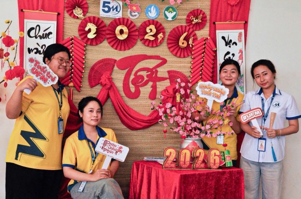 Tết Nguyên đán 2026: Sắc mai, đào, bánh chưng, bánh tét tràn ngập trường đại học