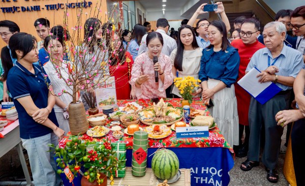 Tết Nguyên đán 2026: Sắc mai, đào, bánh chưng, bánh tét tràn ngập trường đại học