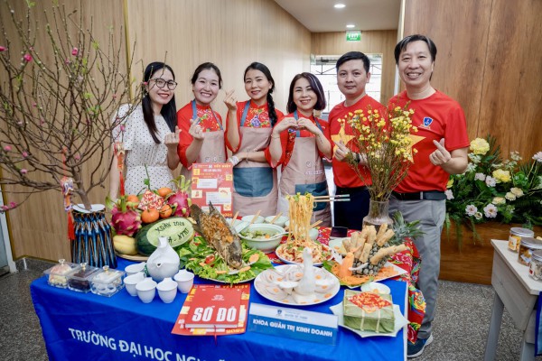 Tết Nguyên đán 2026: Sắc mai, đào, bánh chưng, bánh tét tràn ngập trường đại học